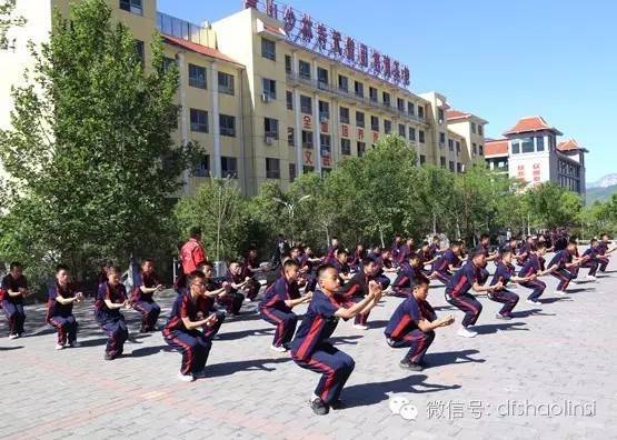 嵩山少林武校学生练习正宗少林功夫