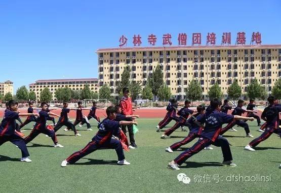 嵩山少林武校学生在教练员的知道下练习少林拳法