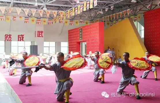 嵩山少林寺武术学校学生在禅武堂表演少林刀法！