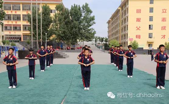 嵩山少林寺武术学校训练场上练习正宗少林拳法的学生！