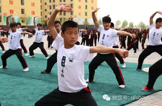 嵩山少林寺武术学校学生练习正宗少林功夫！