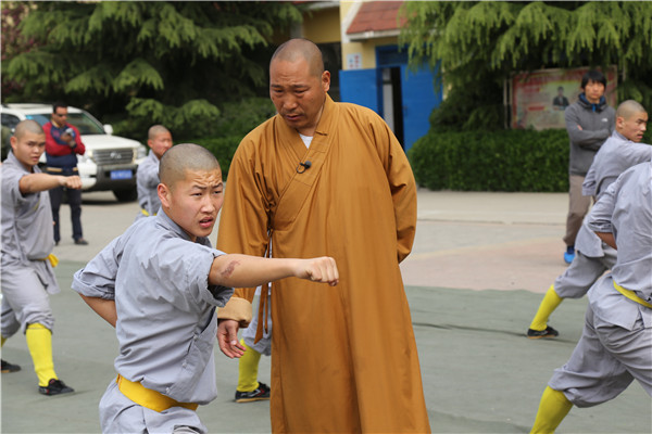 嵩山少林武校学生接受少林寺武僧总教头的亲自指导学习！