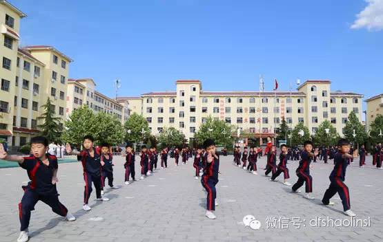 嵩山少林寺武术学校学生在练功场上练习正宗少林功夫