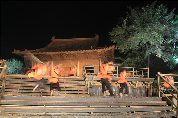 嵩山少林寺武术学校：在少林禅宗音乐大典的少林武术学校器械系学生