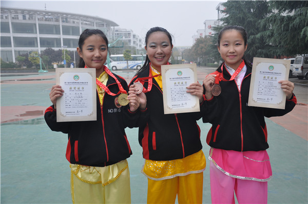 嵩山少林寺武术学校女子系学生在武术赛中荣获佳绩！