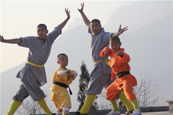 嵩山少林寺武术学校学生集体练习正宗少林功夫