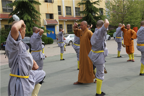 少林寺武僧总教头亲自至校指导嵩山少林寺武校学生学习功夫！