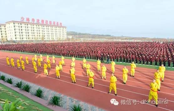 嵩山少林寺武术学校全体学生在体育场上集合，好像在等待着什么/