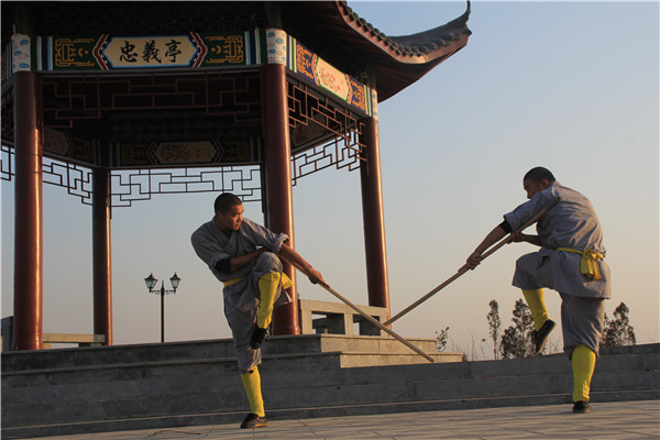 嵩山少林寺武僧在武术学校练习正宗少林功夫！