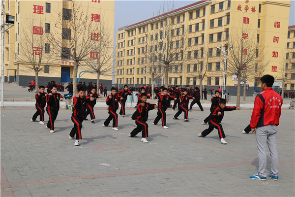 嵩山少林寺武术学校教练员指导学生习武