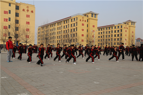 嵩山少林寺武术学校学生集体练武