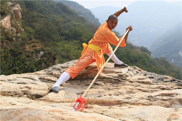 嵩山少林寺武术学校学生在风景优美的风景区练习少林枪法！