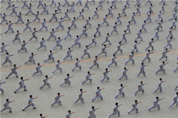 嵩山少林寺武术学校学生集体练习正宗少林功夫