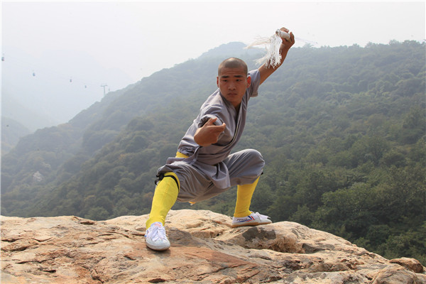 嵩山少林寺武术学校学生在少林寺优美的风景区