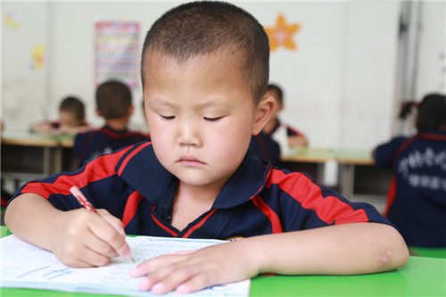 在嵩山少林寺武术学校认真学习的学生