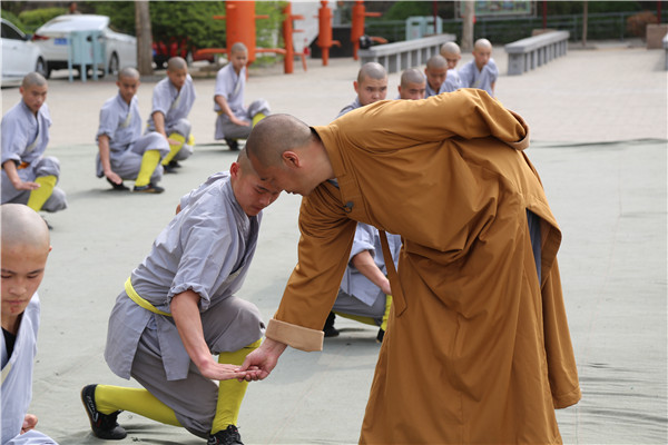 嵩山少林寺武术学校学生接受少林武僧总教头释延鲁大师的亲自指导