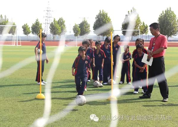 武术学校学生在学校认真学习足球