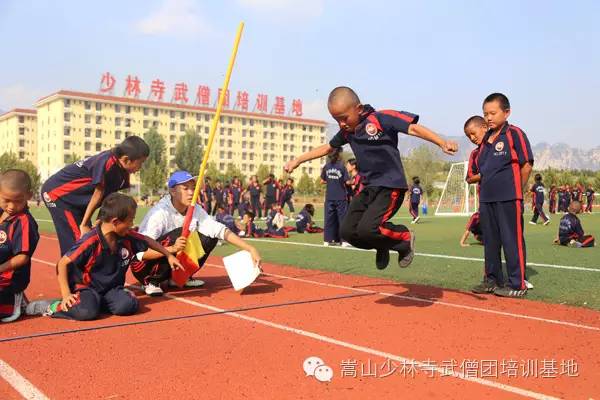 少林寺武术学校学员正在为足球训练做测试